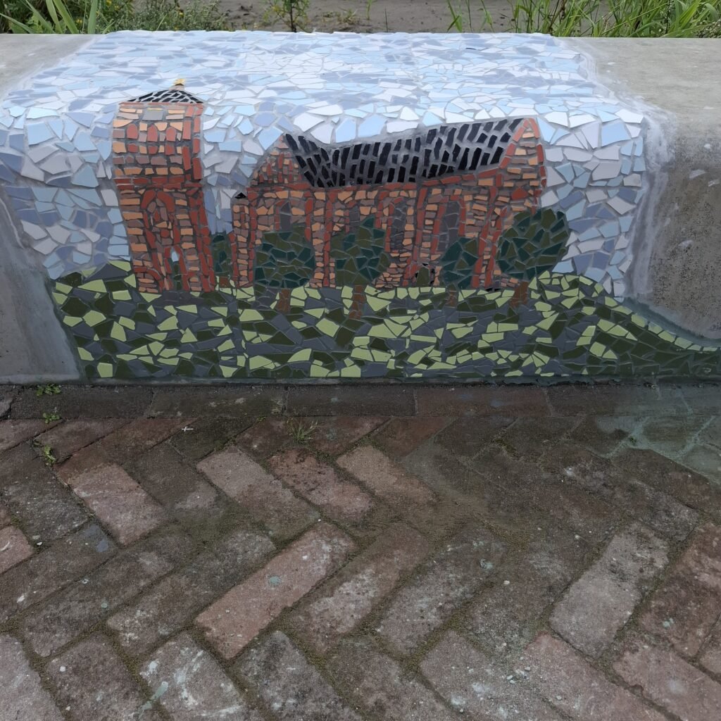 Mozaiek kerk op een bankje buiten