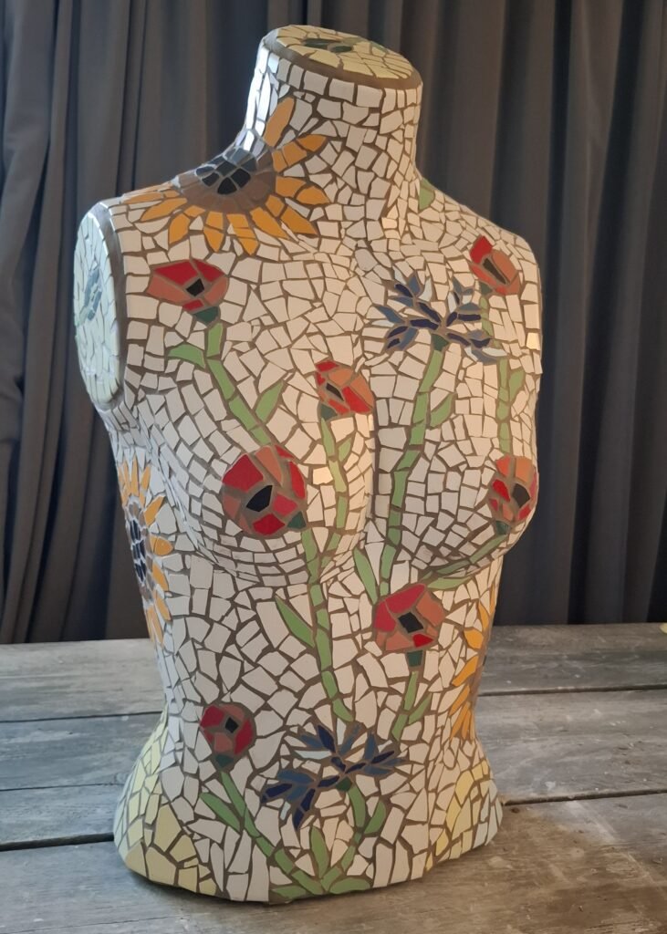 Voorkant van buste bekleed met mozaïek bloemen
