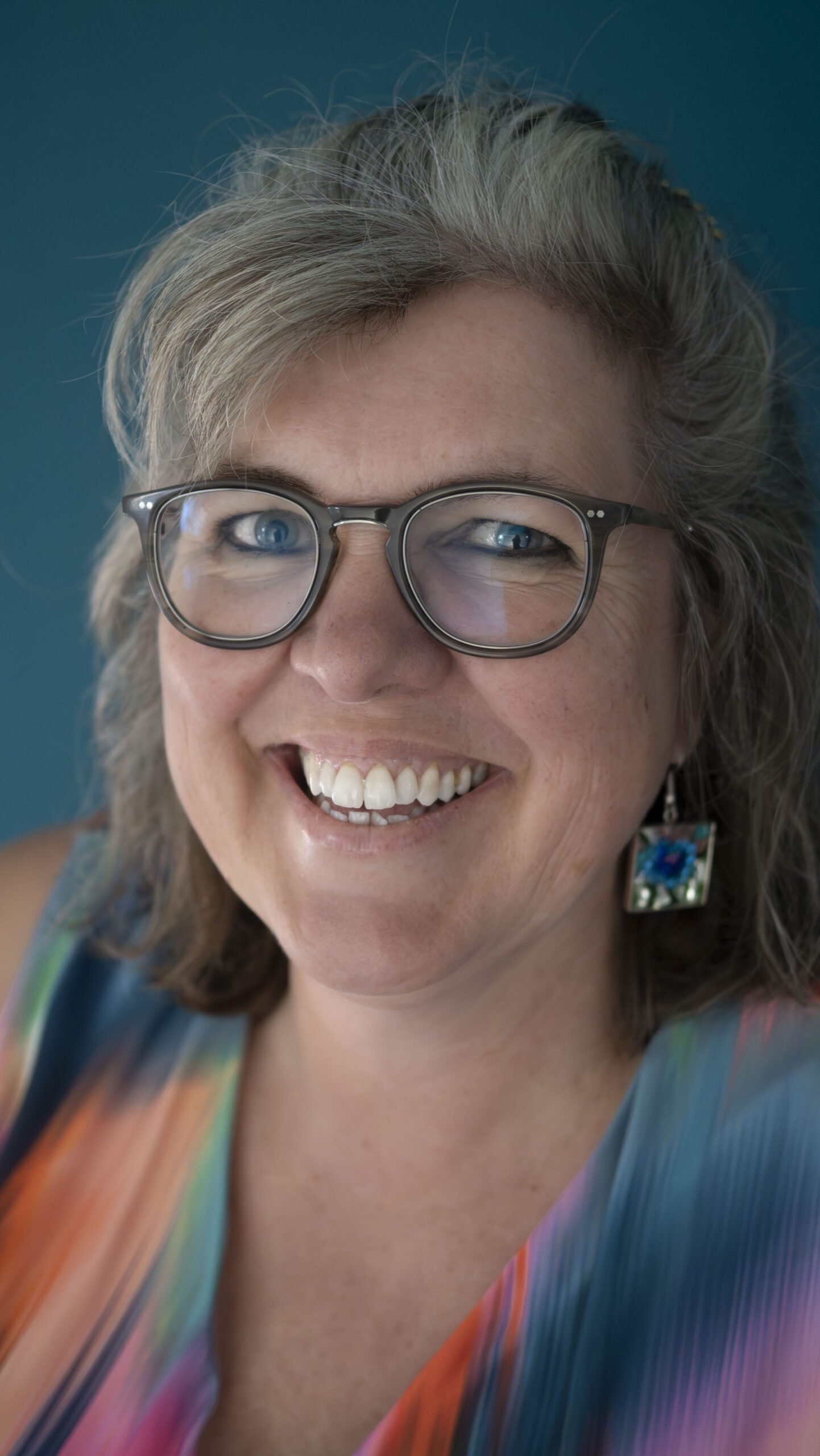 Portret Petra Helmantel met kleurrijke blouse