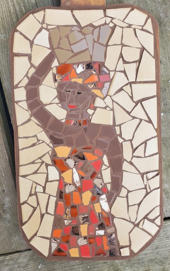 Vrouw met emmer op hoofd in mozaïek