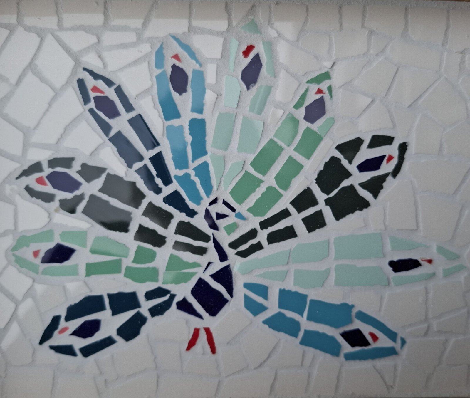 Pauw in mozaïek in blauw en groentinten