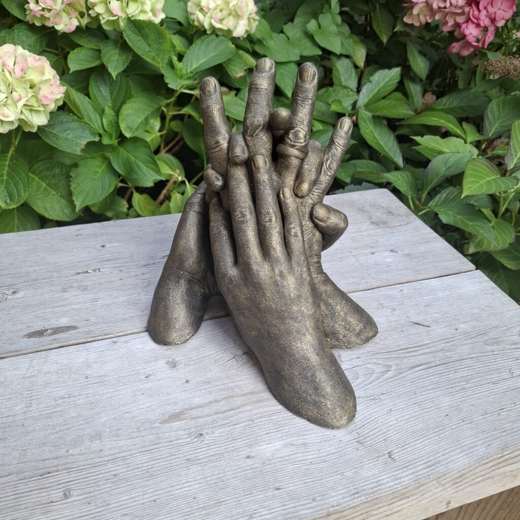 Meerdere handen in elkaar gevouwen handcasting